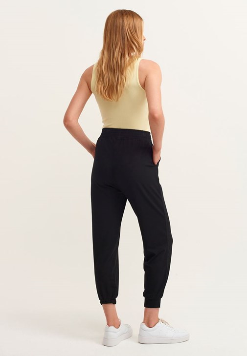 Jogger Pantolon ve Halter Yaka Atlet Kombini