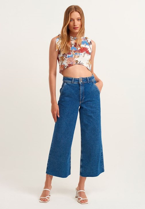 Bağcıklı Asimetrik Crop ve Denim Pantolon Kombini