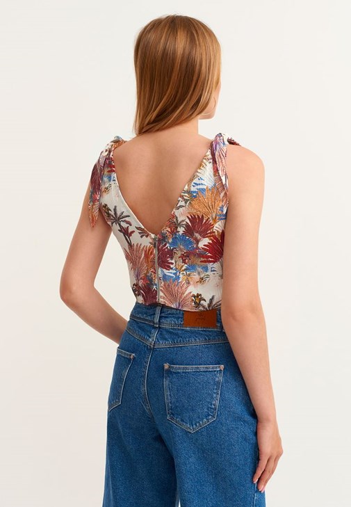 Bağcıklı Asimetrik Crop ve Denim Pantolon Kombini