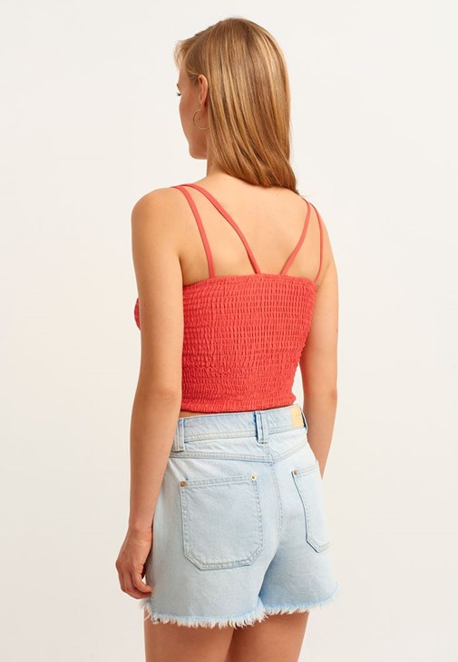 Kısa Bluz ve Denim Şort Kombini