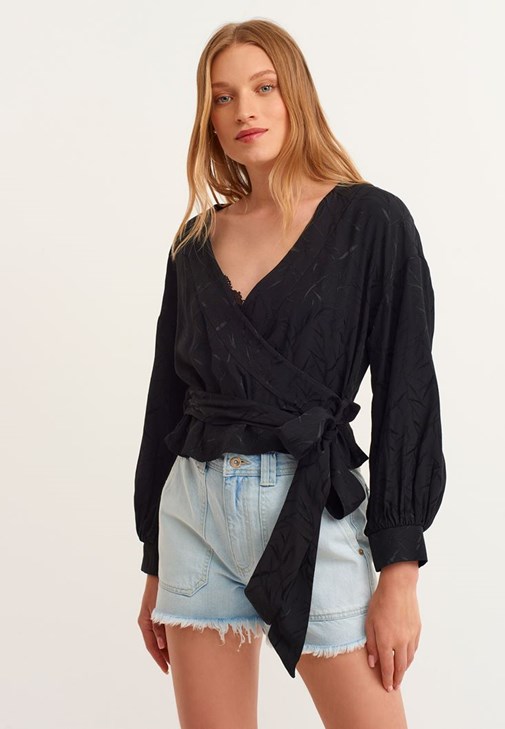 Bağlama Detaylı Kimono ve Denim Şort Kombini