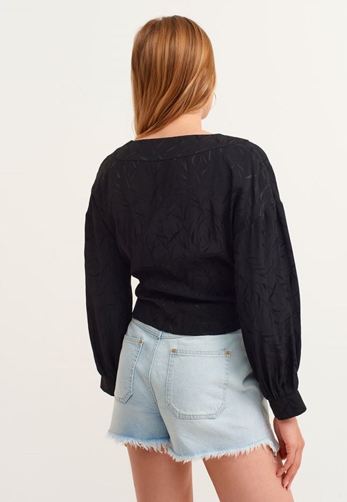 Bağlama Detaylı Kimono ve Denim Şort Kombini