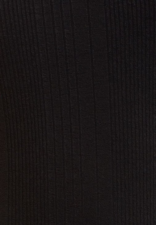 Sırt Dekolteli Atlet ve Denim Şort Kombini