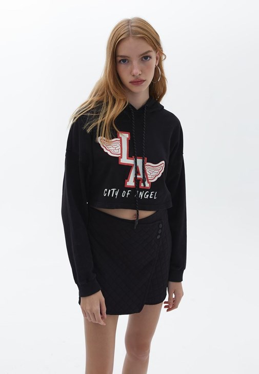 Kapüşonlu Crop Sweatshirt ve Mini Etek Kombini