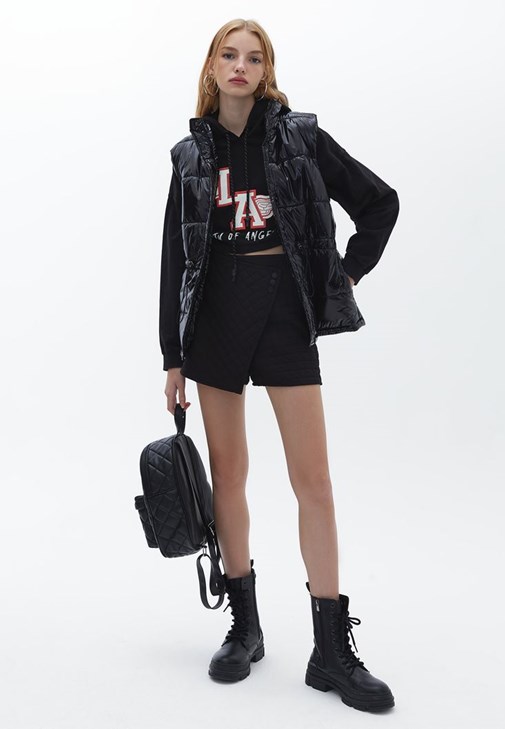 Kapüşonlu Crop Sweatshirt ve Mini Etek Kombini