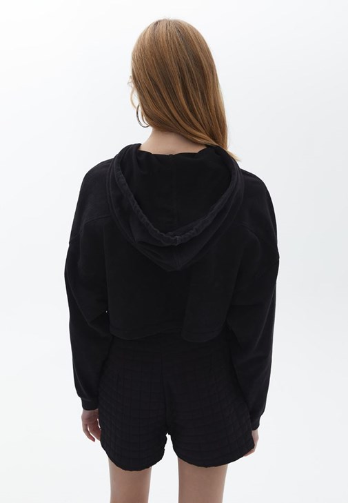 Kapüşonlu Crop Sweatshirt ve Mini Etek Kombini