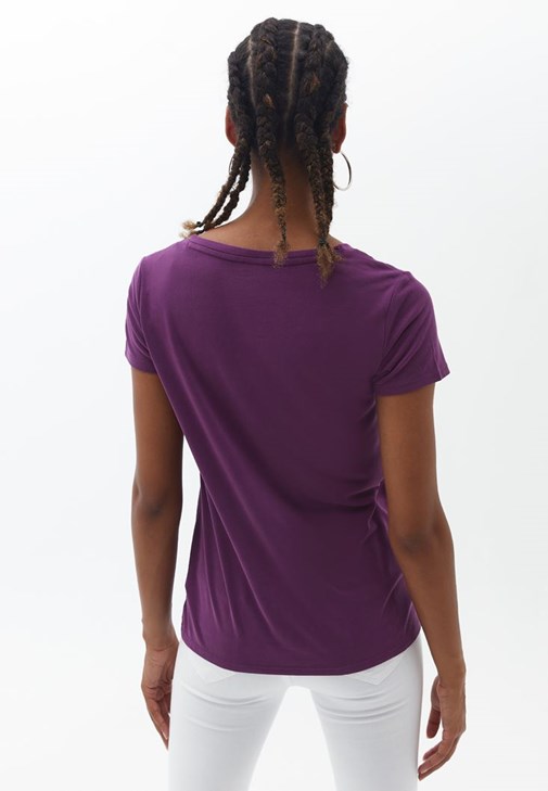 Soft-Touch Tişört ve Beyaz Skinny Pantolon Kombini