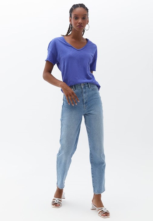 V Yakalı Tişört ve Denim Pantolon Kombini