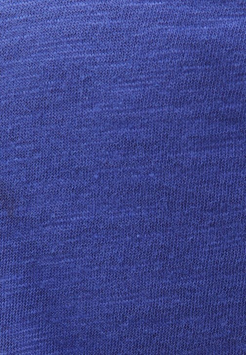 V Yakalı Tişört ve Denim Pantolon Kombini