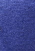 V Yakalı Tişört ve Denim Pantolon Kombini
