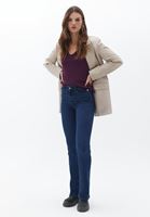 V Yaka Tişört ve Bootcut Denim Pantolon Kombini