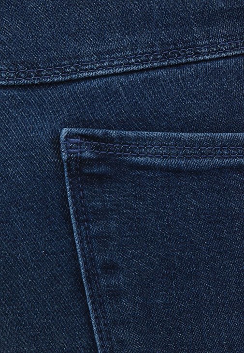 Skinny Pantolon ve Denim Gömlek Kombini