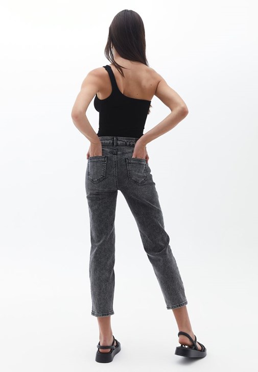 Straight-Fit Pantolon ve Tek Omuzlu Atlet Kombini