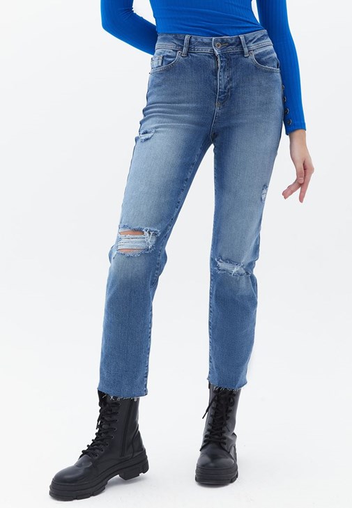 Oversize Tişört ve Mom-fit Jean Pantolon Kombini
