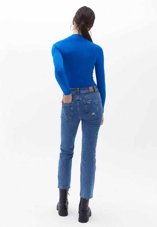 Oversize Tişört ve Mom-fit Jean Pantolon Kombini