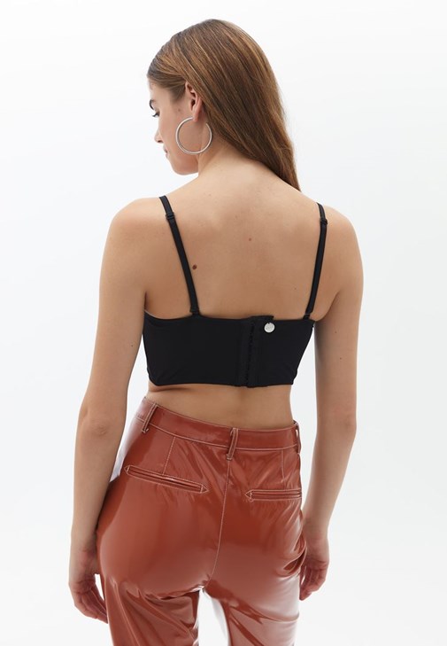 Dantelli Bralet ve Vegan Deri Pantolon Kombini 