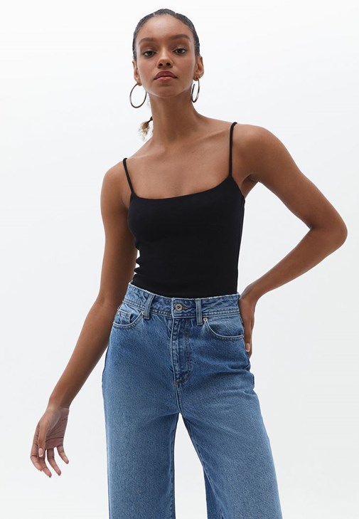 Fitilli Askılı Atlet ve Wide-Leg Pantolon Kombini