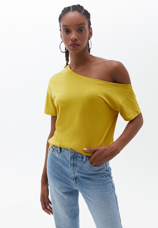 Oversize Tişört ve Mom-fit Jean Pantolon Kombini