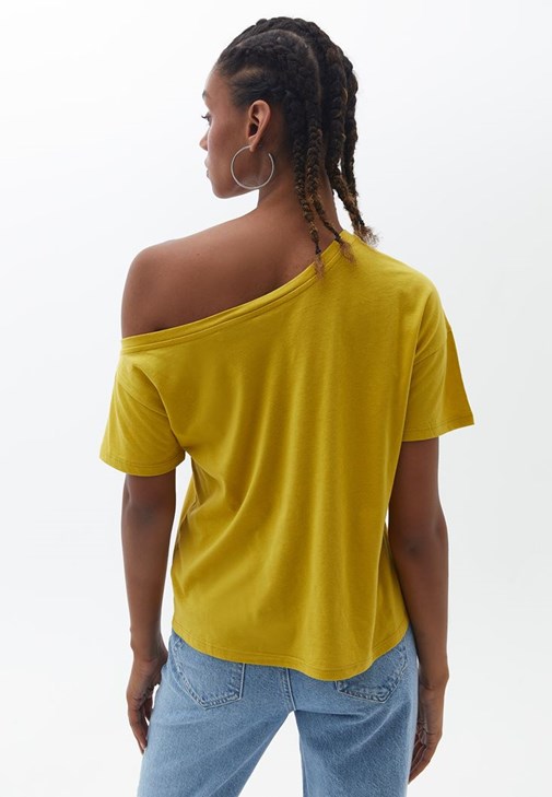 Oversize Tişört ve Mom-fit Jean Pantolon Kombini