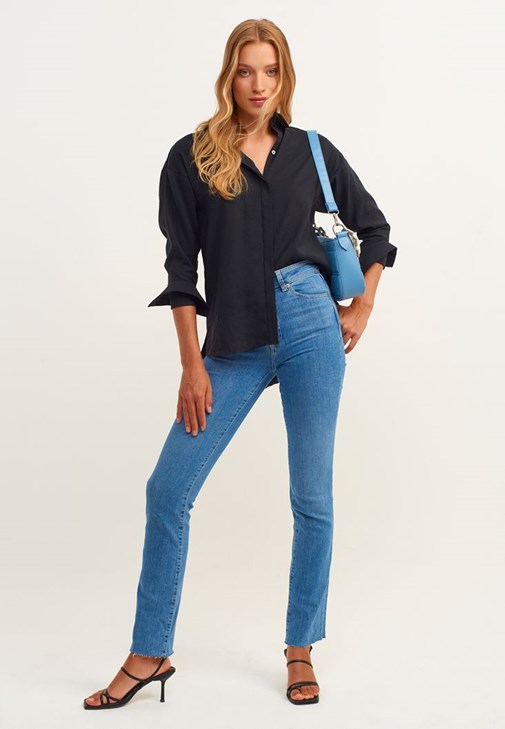 Düğmeli Gömlek ve Denim Pantolon Kombini