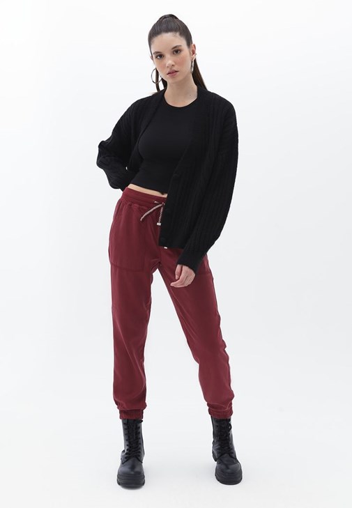 Jogger Pantolon ve U Yaka Tişört Kombini