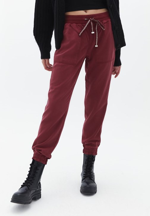 Jogger Pantolon ve U Yaka Tişört Kombini