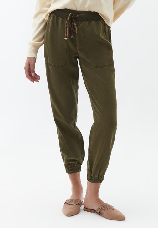 Jogger Pantolon ve Bej Top Kombini