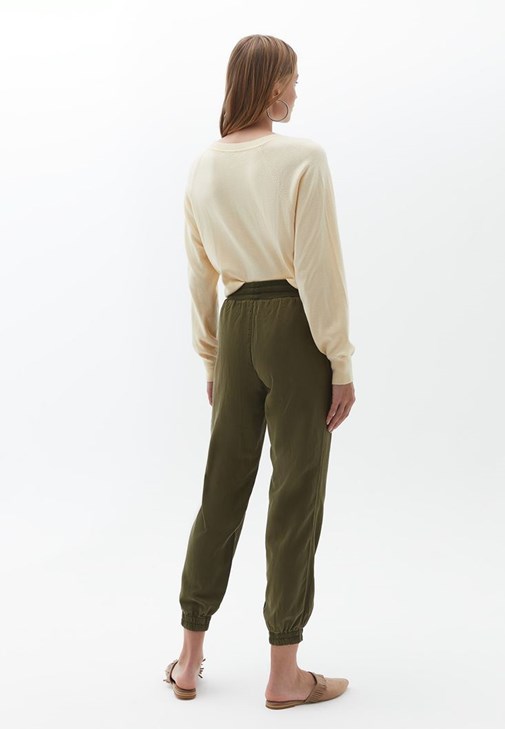 Jogger Pantolon ve Bej Top Kombini