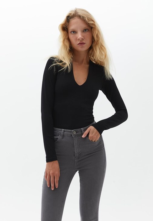 V Yaka Tişört ve Skinny Denim Kombini