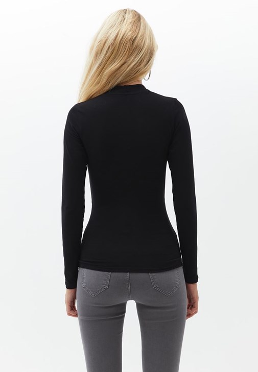 V Yaka Tişört ve Skinny Denim Kombini
