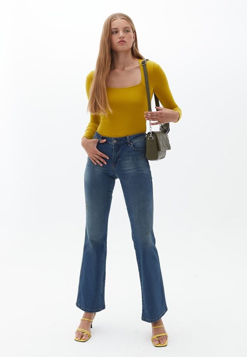 Kare Yaka Tişört ve Flare Denim Pantolon Kombini
