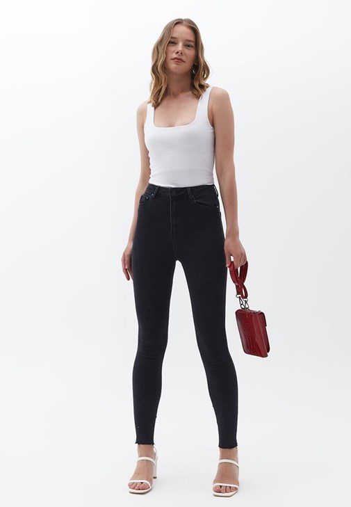 Esnek Atlet ve Skinny Pantolon Kombini