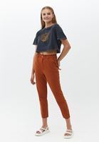 Baggy-Fit Pantolon ve Baskılı Crop Kombini