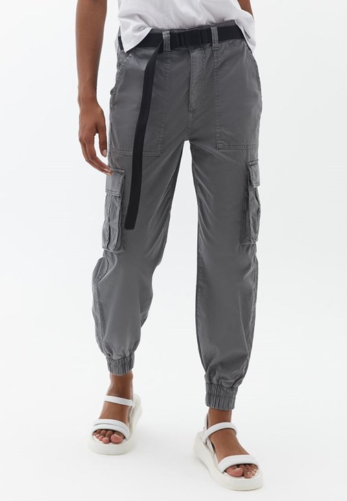 Orta Bel Kemerli Jogger Pantolon ve Tişört Kombini