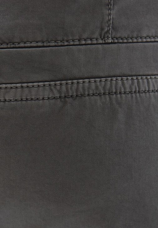 Orta Bel Kemerli Jogger Pantolon ve Tişört Kombini