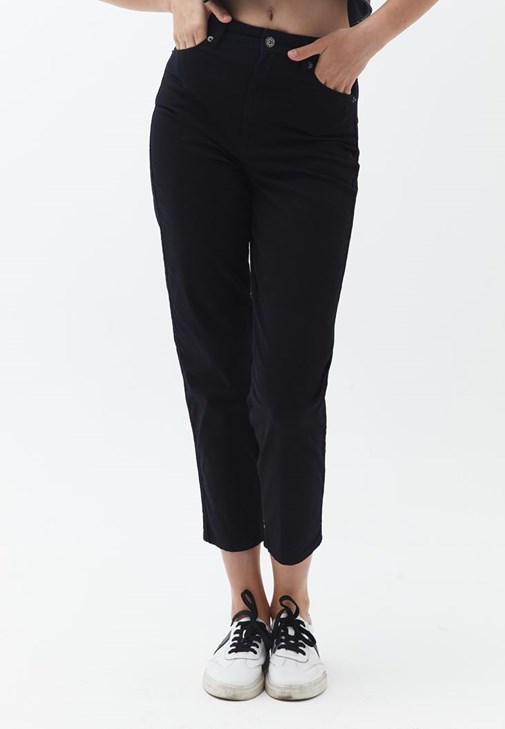 Detaylı Bluz ve Mom-Fit Pantolon Kombini