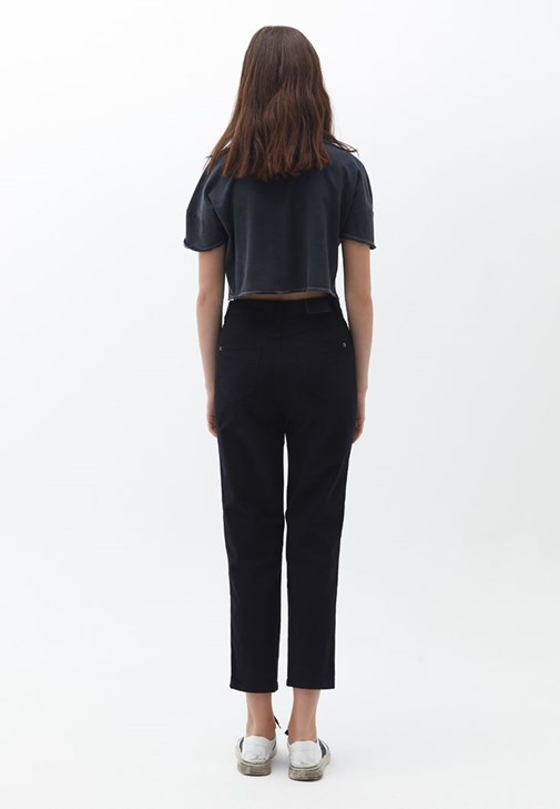 Detaylı Bluz ve Mom-Fit Pantolon Kombini