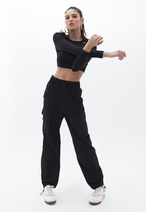 Cut-Out Detaylı Crop ve Jogger Pantolon Kombini