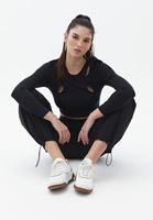 Cut-Out Detaylı Crop ve Jogger Pantolon Kombini