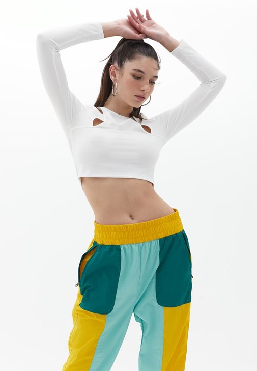 Cut-Out Detaylı Crop ve Cepli Pantolon Kombini