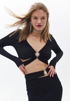 Bayan Siyah Cut-Out Detaylı Crop Bluz