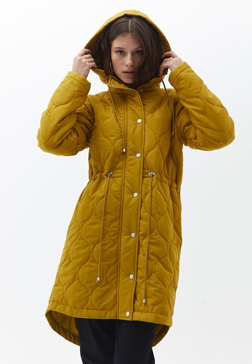 Kapitone Mont ve Mom-Fit Pantolon Kombini