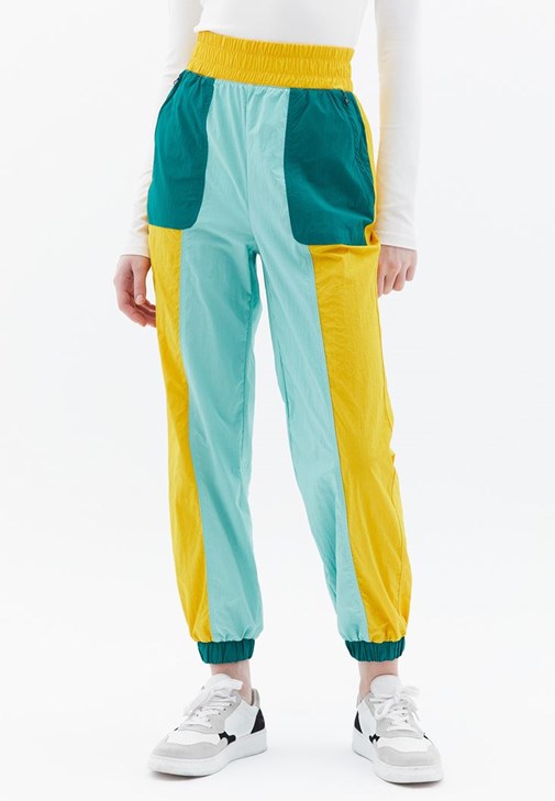 Waterproof Jogger Pantolon ve Tişört Kombini