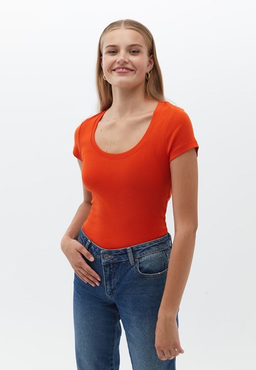 U Yaka Tişört ve Mom-Fit Denim Pantolon Kombini