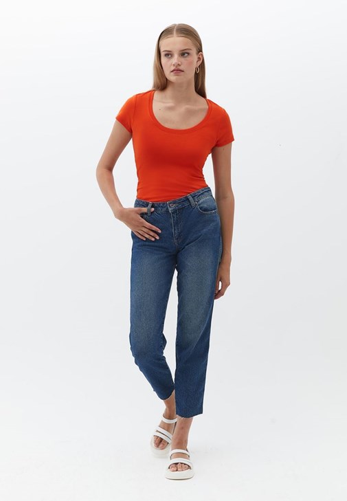 U Yaka Tişört ve Mom-Fit Denim Pantolon Kombini