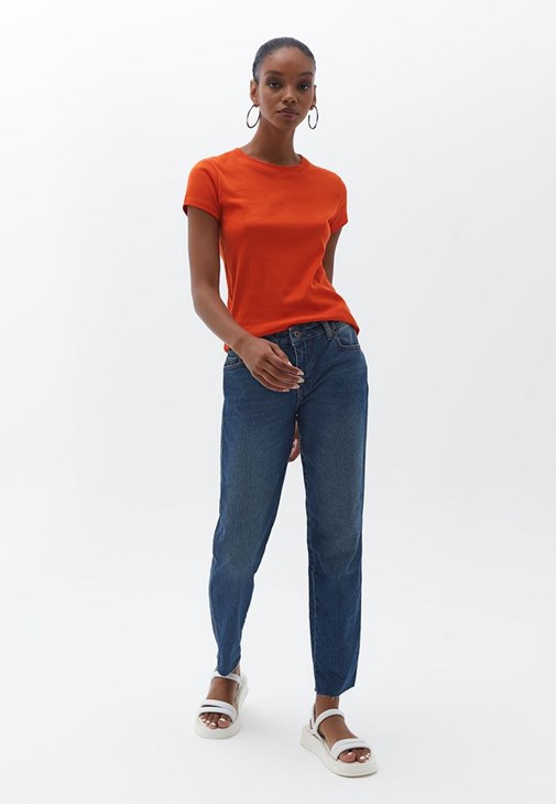 Sıfır Yaka Tişört ve Mom-Fit Pantolon Kombini