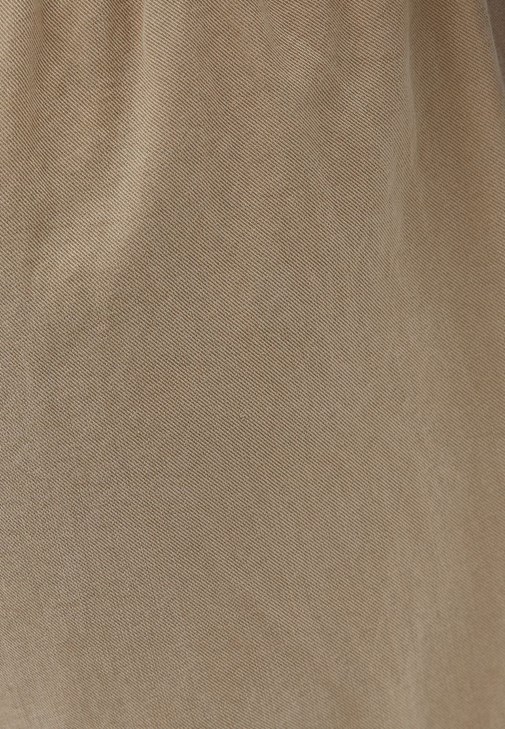 Cepli Gömlek ve Lastikli Pantolon Kombini