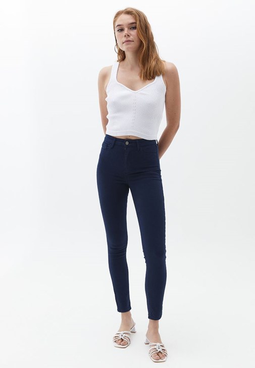 Skinny Pantolon ve Atlet Kombini