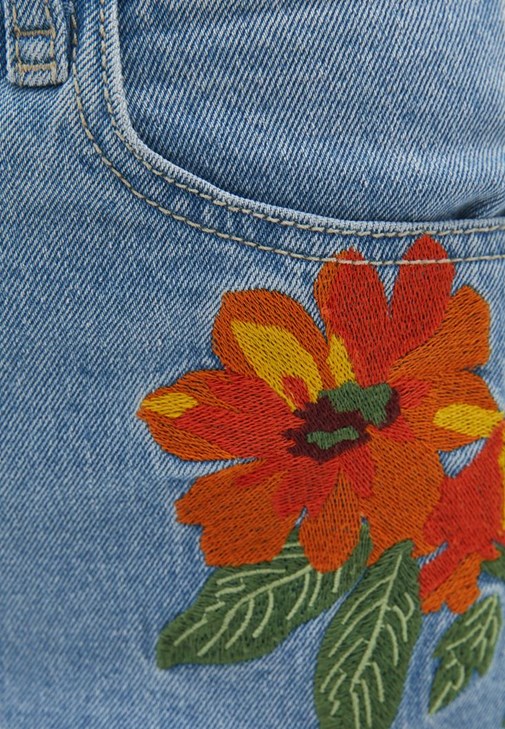 Desenli Denim Şort ve Gömlek Kombini
