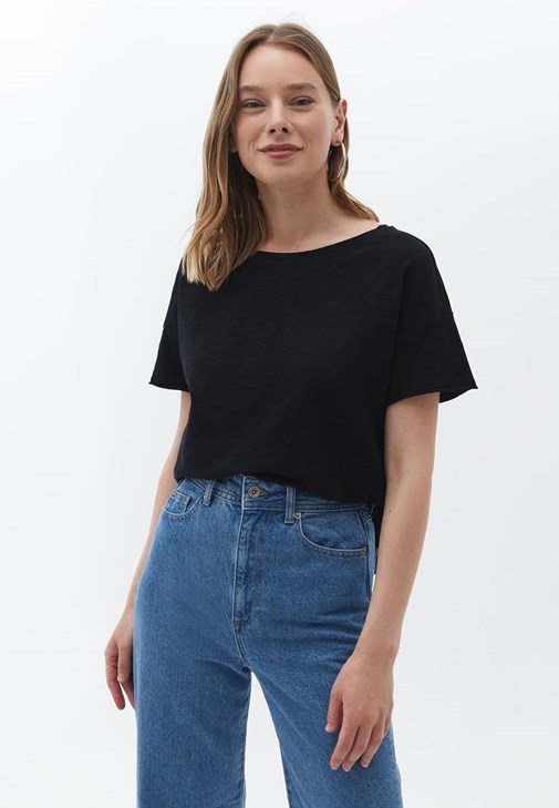 Bot Yaka Tişört ve Wide-Leg Pantolon Kombini